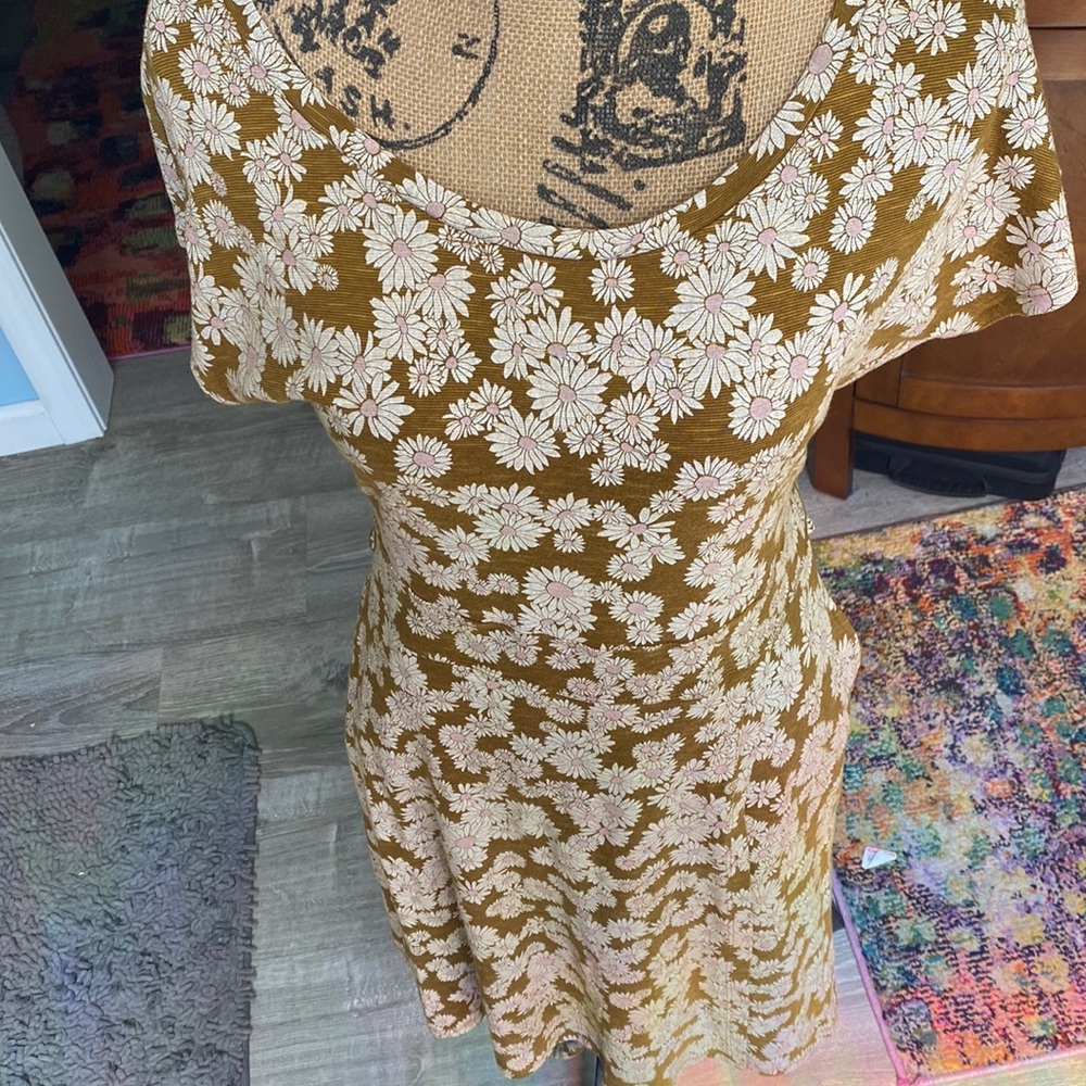 Beautiful daisy Toad&co dress perfect for fall nights. She has pockets